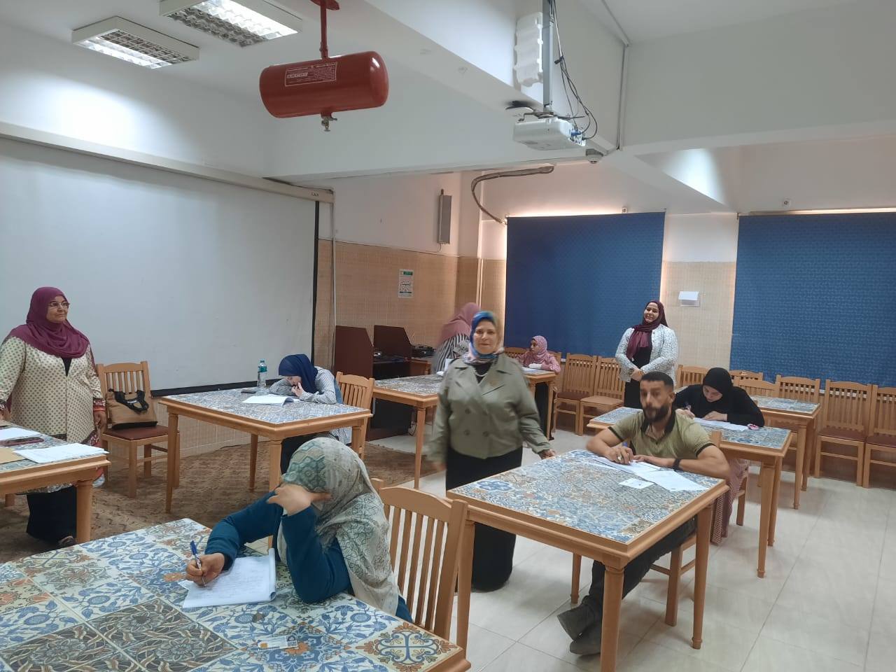 تفقد ا.د/ عبير زكريا- عميد كلية التمريض جامعة المنصورة امتحانات الغير مكتمل لطلاب الدراسات العليا التى بدأت اليوم الأحد الموافق ٧-٩-٢٠٢٥ 
