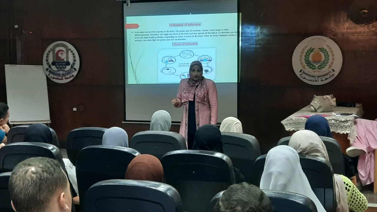 تدريب مجموعه من الطلاب والخريجين على 