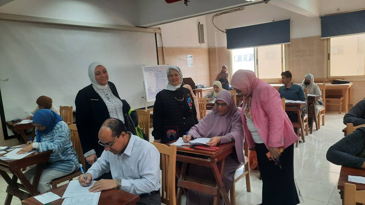 تفقد الأستاذة الدكتورة /عبير زكريا- عميد كلية التمريض جامعة المنصورة و ا.د/ ناهد قنديل - قائم بعمل وكيل الكلية للدراسات العليا و البحوث لطلاب الدكتوراة للإمتحان الشامل