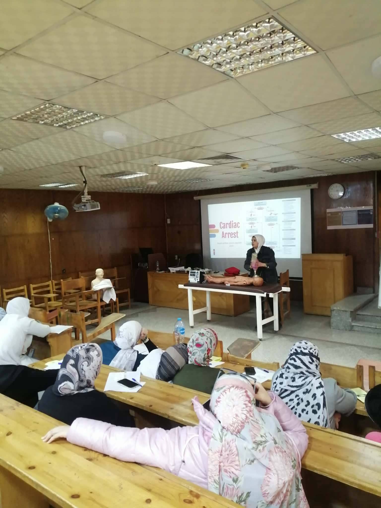 تنفيذ البرنامج التدريبي عن الاسعافات الاولية لمجموعة من الأطباء وهيئة التمريض العاملين بمركز طب وجراحة العيون من انشطة مركز الخدمة العامة