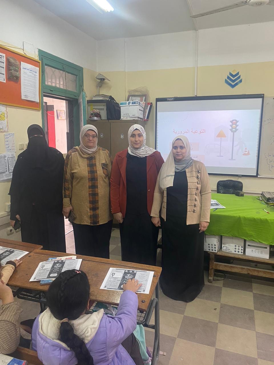  An awareness seminar was held for students at Omar bin Abdulaziz Experimental School on entitled 