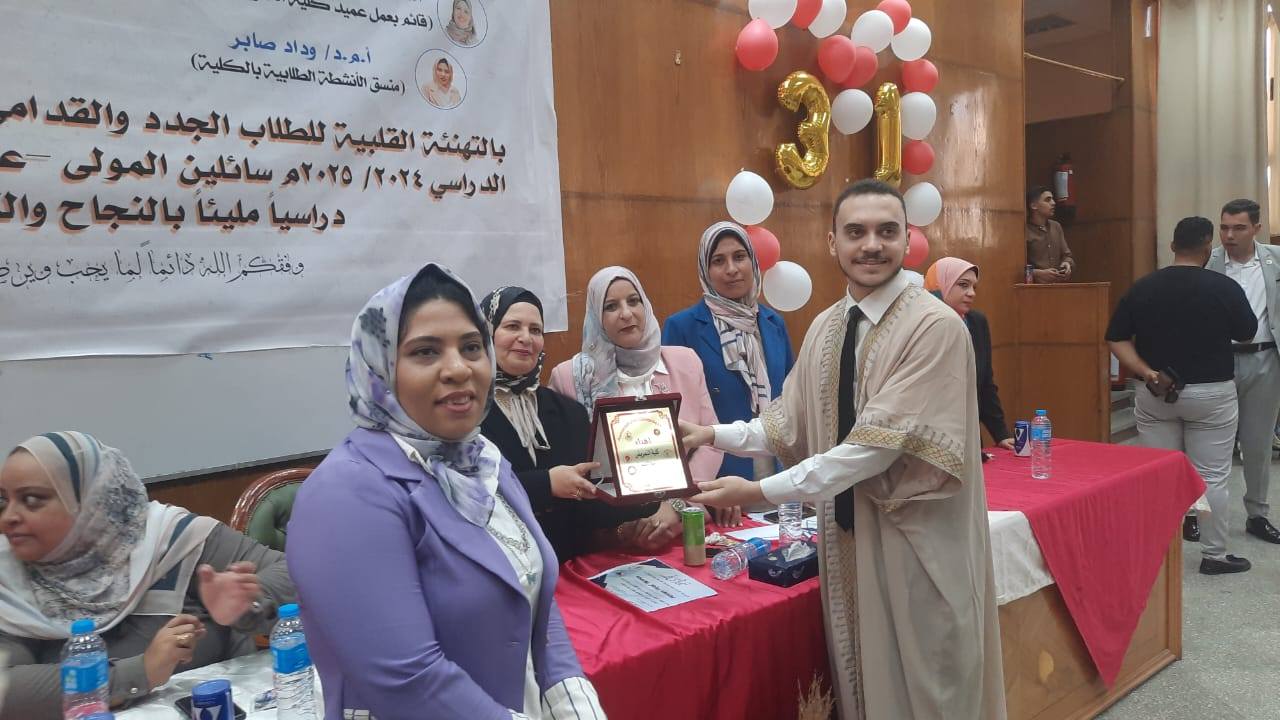 تكريم اوائل الطلاب للبرامج المختلفة بكلية التمريض جامعة المنصورة 