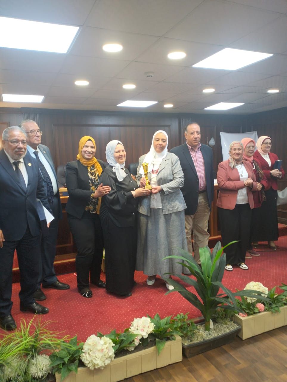 اهداء عميد كلية التمريض جامعة المنصورة درع الكلية الي رابطه الخريجين  AFRICAN CENTRE FOR WOMEN'S HEALTHCARE
