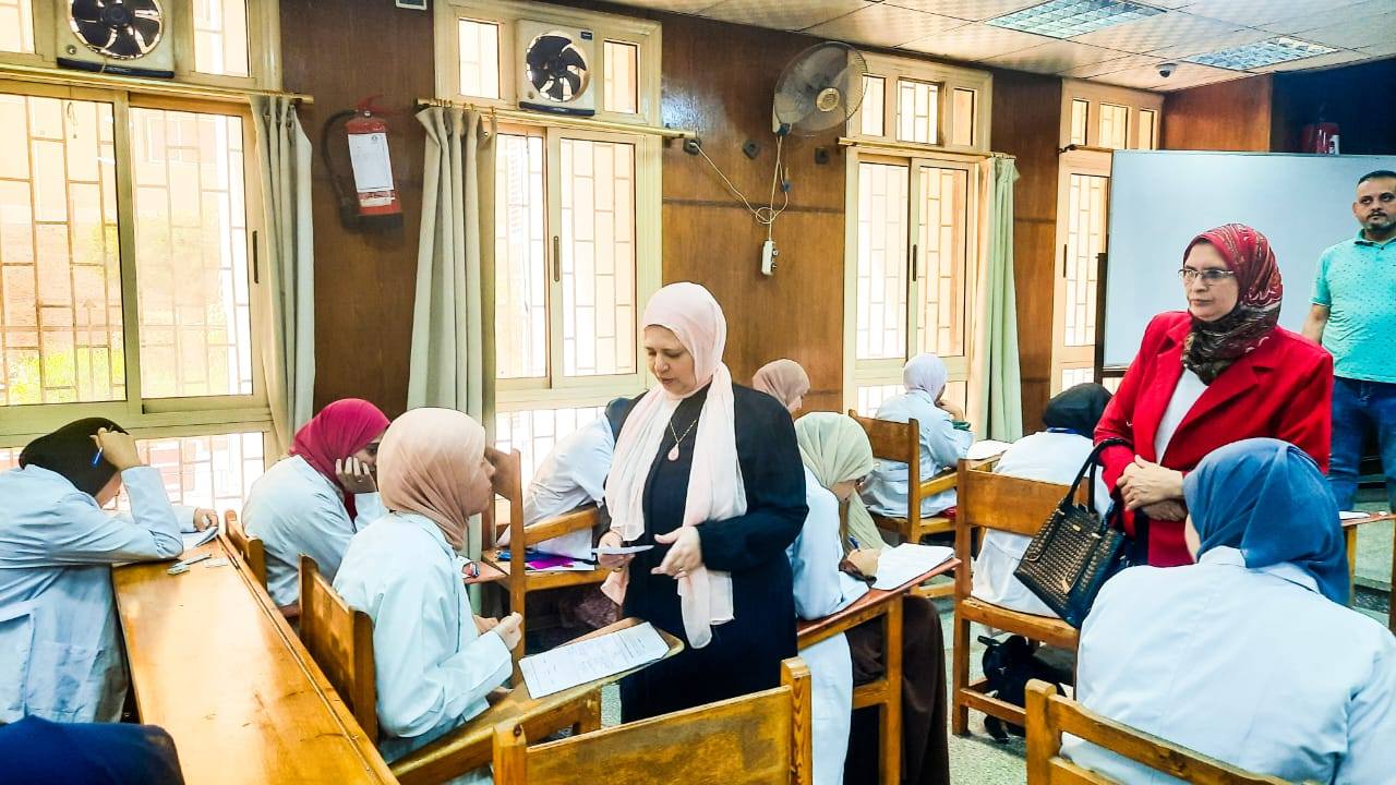 جولة عميد كلية تمريض جامعة المنصورة لتفقد سير العملية الاختبارية لإمتحانات الاوسكي