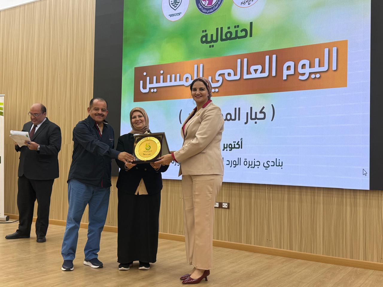 تكريم ا. د/عبير  زكريا- عميد كلية التمريض جامعة المنصورة في احتفاليه اليوم العالمي للمسن بتعاون الكلية  مع جمعية مسن الخير