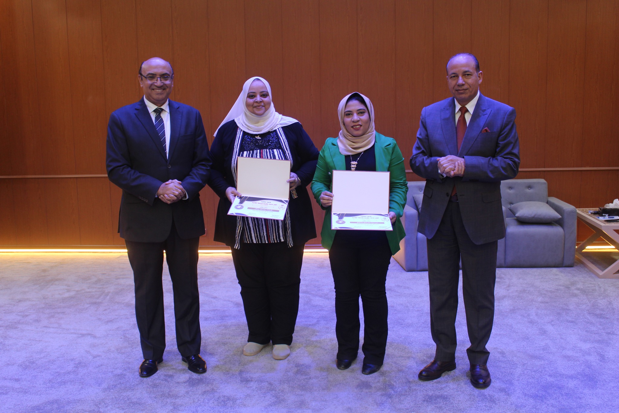 تكريم ا. م. د/ وداد صابر منسق الانشطة الطلابية لكلية التمريض جامعة المنصورة وا. مروة محمد- مدير رعاية الطلاب بالكلية علي هامش احتفالية الجامعة بالمركز الاول لأفضل جامعة للأنشطة الطلابية 