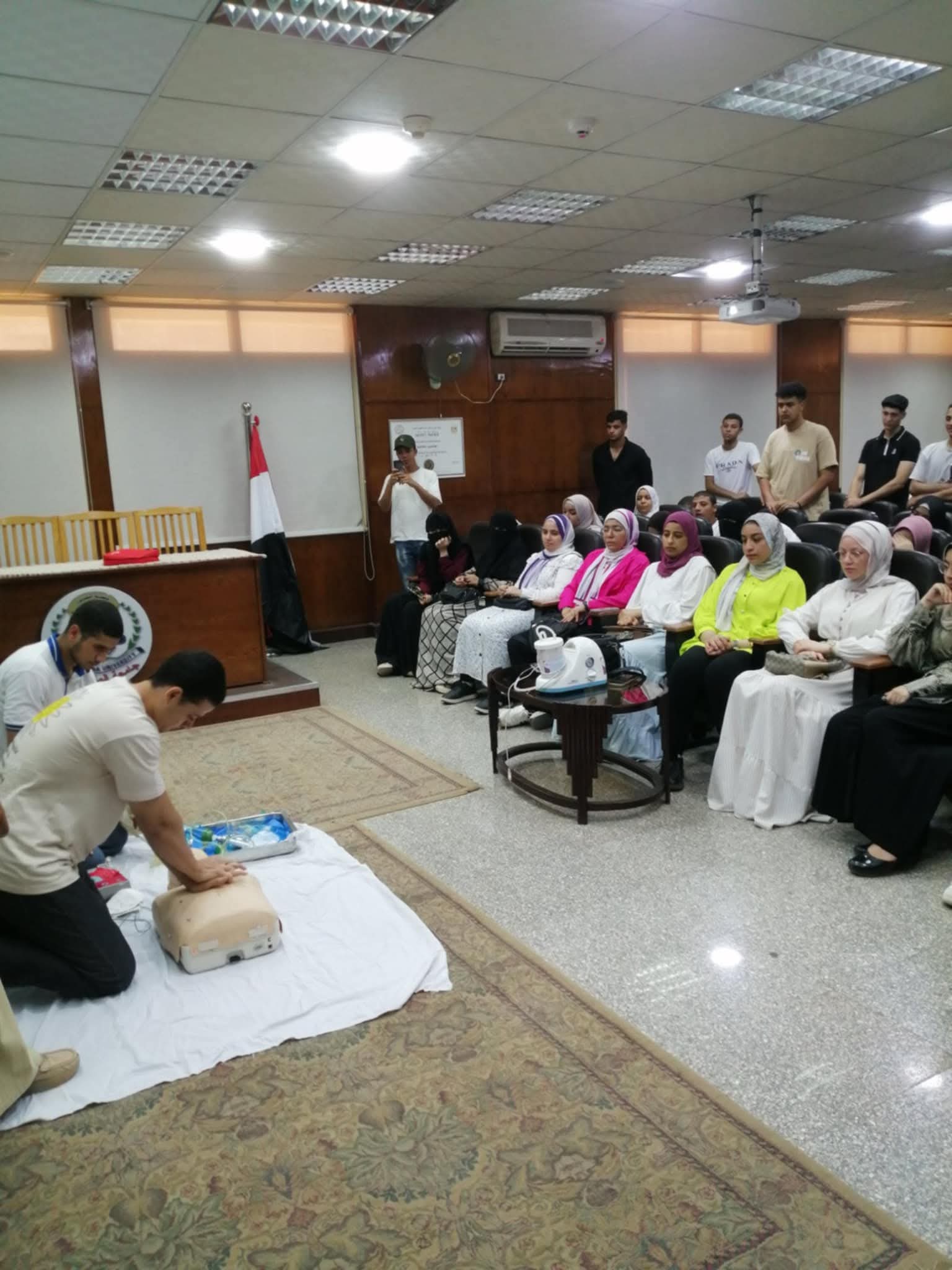 قيام قسم تمريض العنايه الحرجه والطوارئ بتنفيذ برنامج تدريبي عن الاسعافات الاوليه لطلاب جامعة المنصورة ضمن انشطة مركز الخدمة العامة 