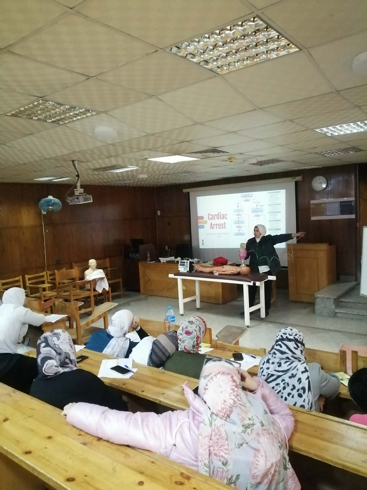 تدريب مجموعه من الأطباء بمركز العيون على 