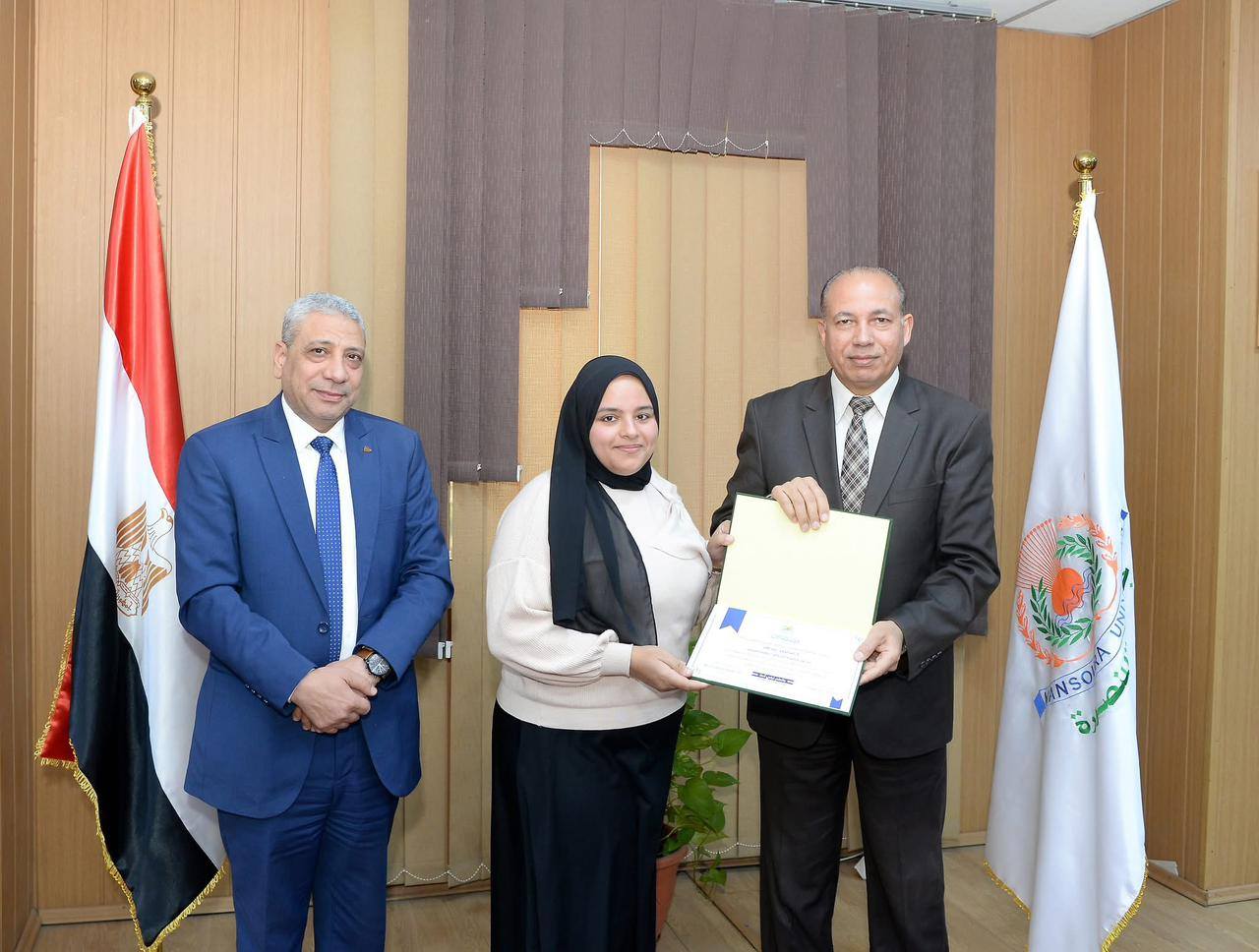 رئيس جامعة المنصورة يكرّم فريق منظومة الشكاوى لجهودهم المتميزة وتحقيق مؤشرات متقدمة خلال عام 2025