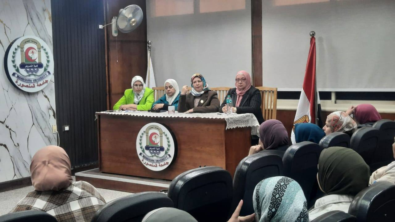 اجتماع عميد كلية التمريض بأعضاء هيئة التدريس استعدادا لتجديد اعتماد الكلية من قبل الهيئة القومية للجودة والاعتماد