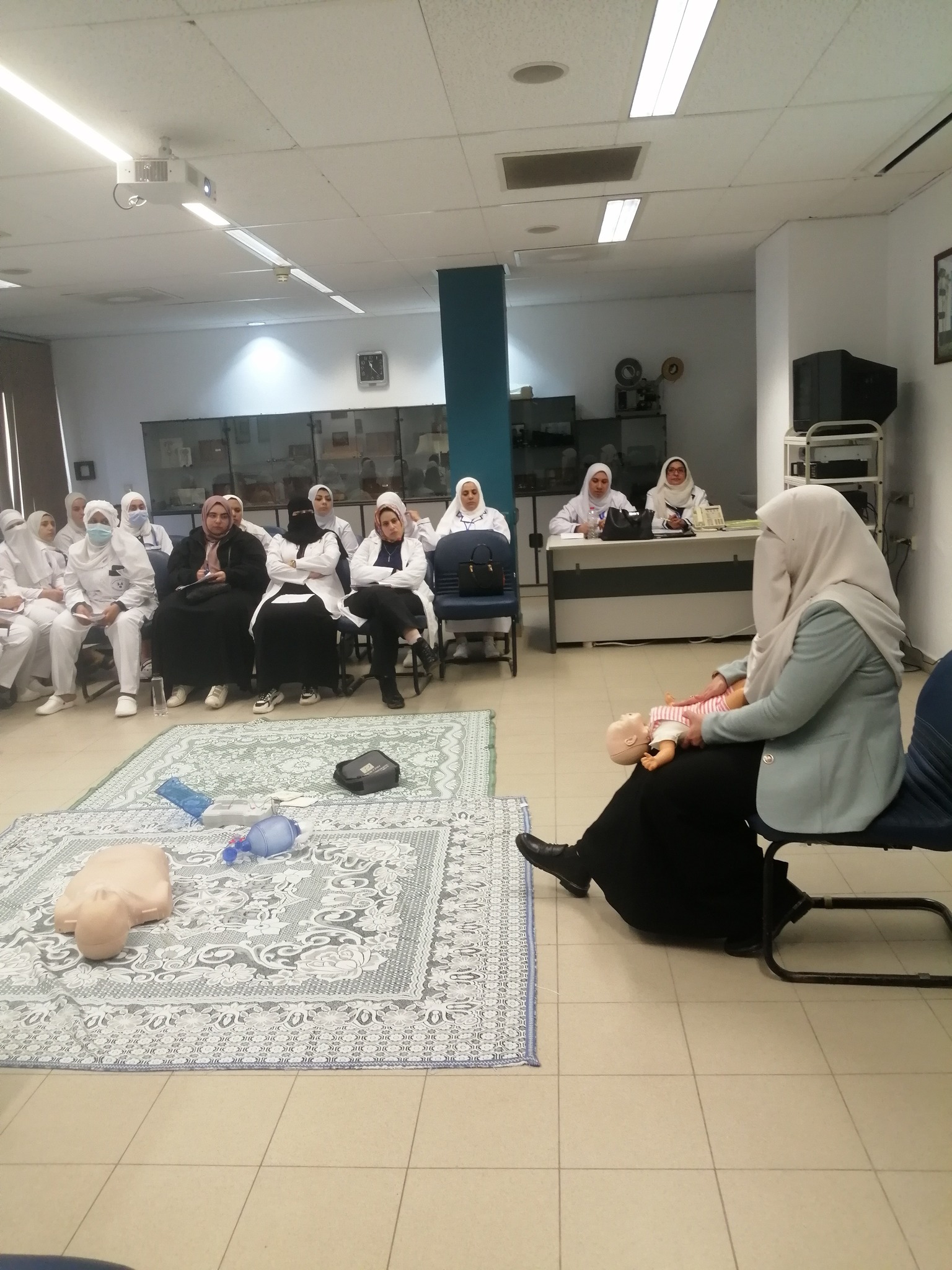 تدريب المجموعه الأولى من الاطباء وهيئه التمريض بمركز الكلى والمسالك البولية بجامعة المنصورة على 