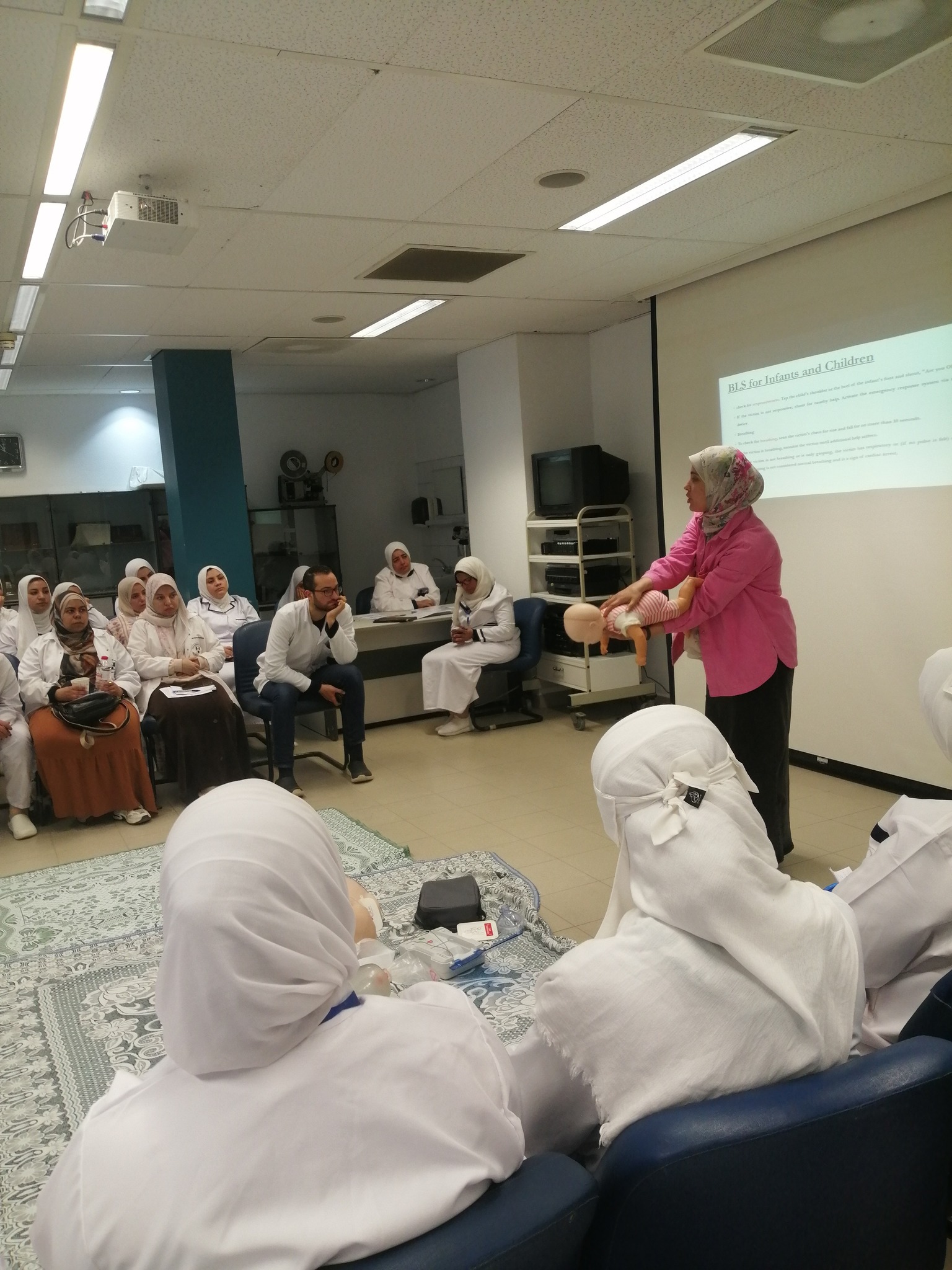 تدريب المجموعه الثالثه من الاطباء وهيئه التمريض بمركز الكلى والمسالك البولية بجامعة المنصورة على 