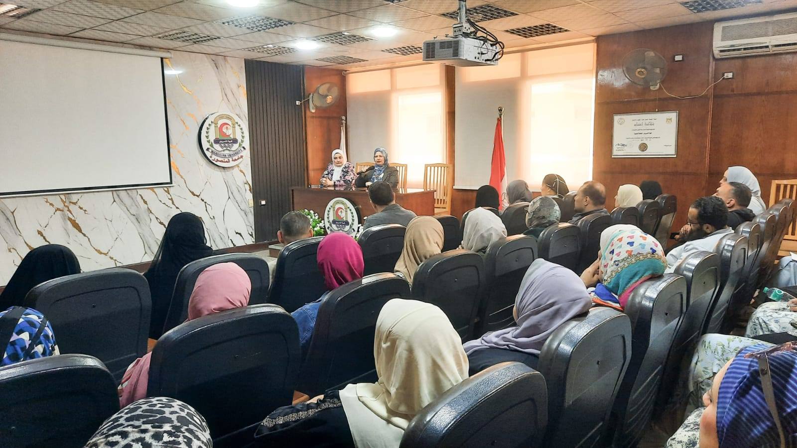 اجتماع عميد كلية التمريض جامعة المنصورة مع الجهاز الادارى