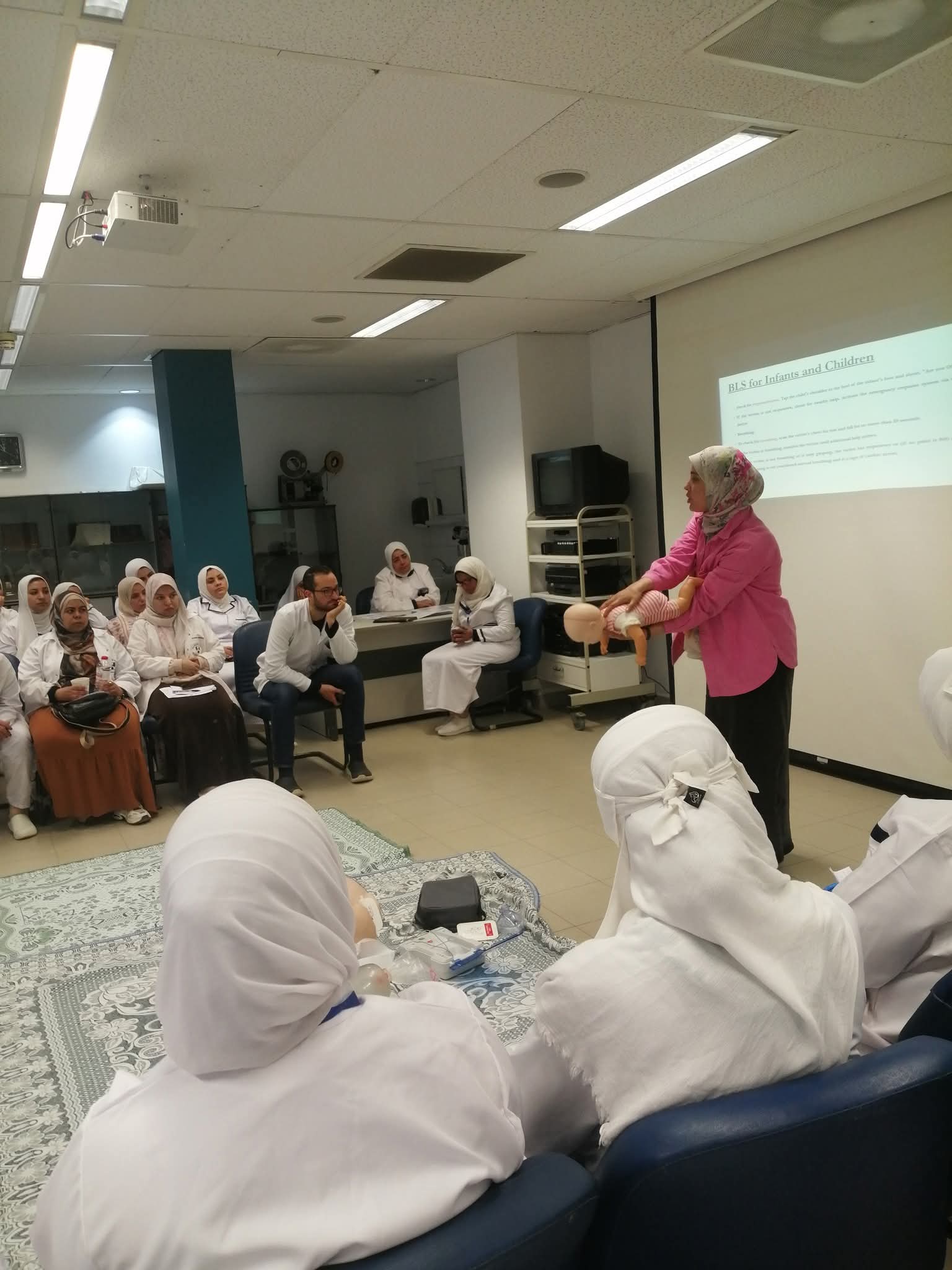 تنفيذ البرنامج التدريبي عن الاسعافات الاولية لمجموعة من الأطباء وهيئة التمريض العاملين بمركز امراض الكلى والمسالك البولية جامعة المنصورة من انشطة مركز الخدمة العامة