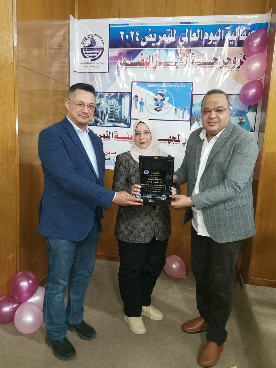 Professor Dr. Fatma El-Emam was honored by Professor Dr. Helmy Azzat, Director of the Gastrointestinal Surgery Center, and Professor Dr. Hossam Ghazi, Director of Mansoura University Hospitals, on the occasion of International Nurses Day. 