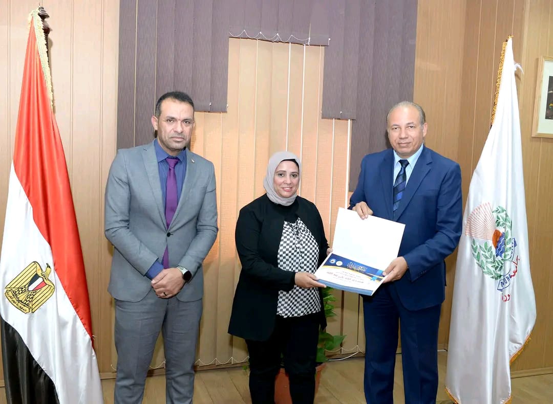 Dr. Heba Jadallah was honored by the university president and the dean of the Faculty of Nursing